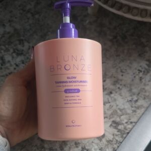 Glow Tanning Moisturizer - Peach & Purple